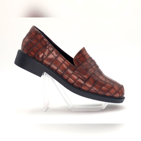 Liang Li Zi Black Loafers with Gold Detail - Picture 16 of 17